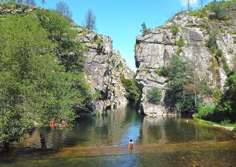 Cabril do Ceira, River beach with natural swimming pools between the rocks
